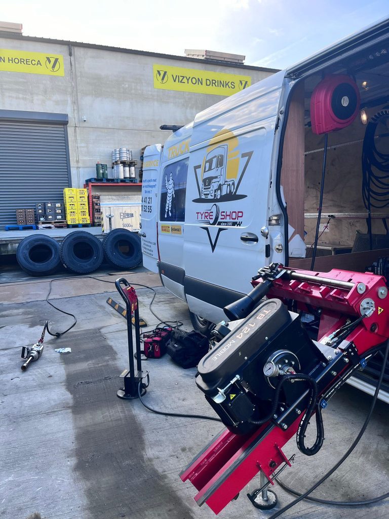 Le démonte-pneu mobile sorti à l'arrière de la camionnette atelier, sur une intervention